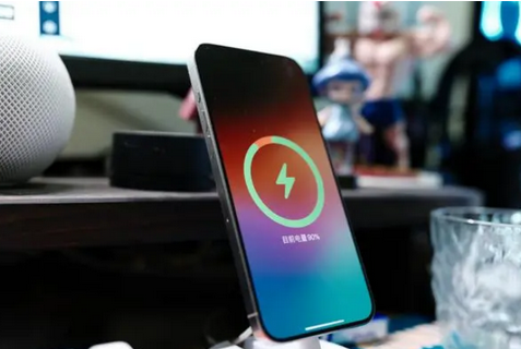 舒城苹果15换屏服务分享用什么充电器给iPhone15充电更好 